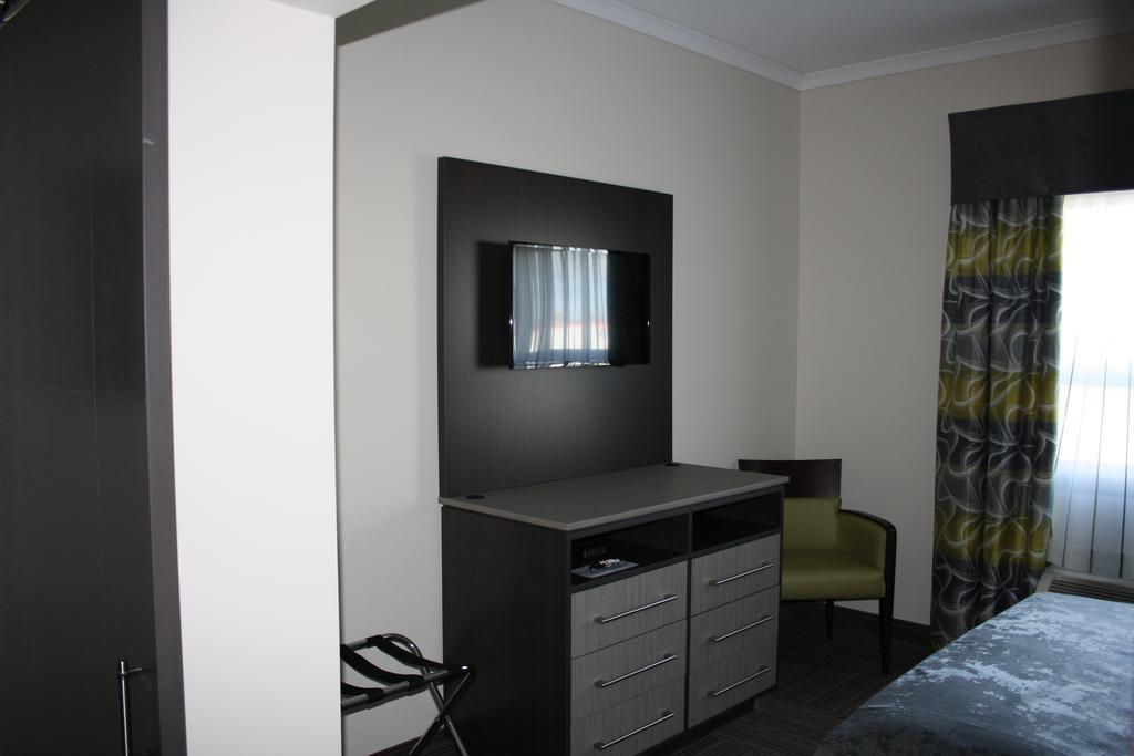 Crossroads Inn & Suites Paradise ภายนอก รูปภาพ