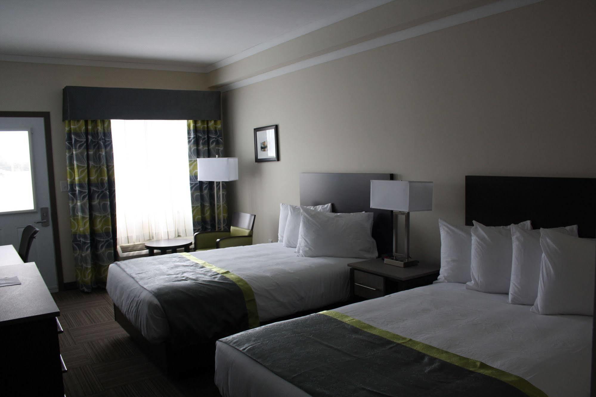 Crossroads Inn & Suites Paradise ภายนอก รูปภาพ