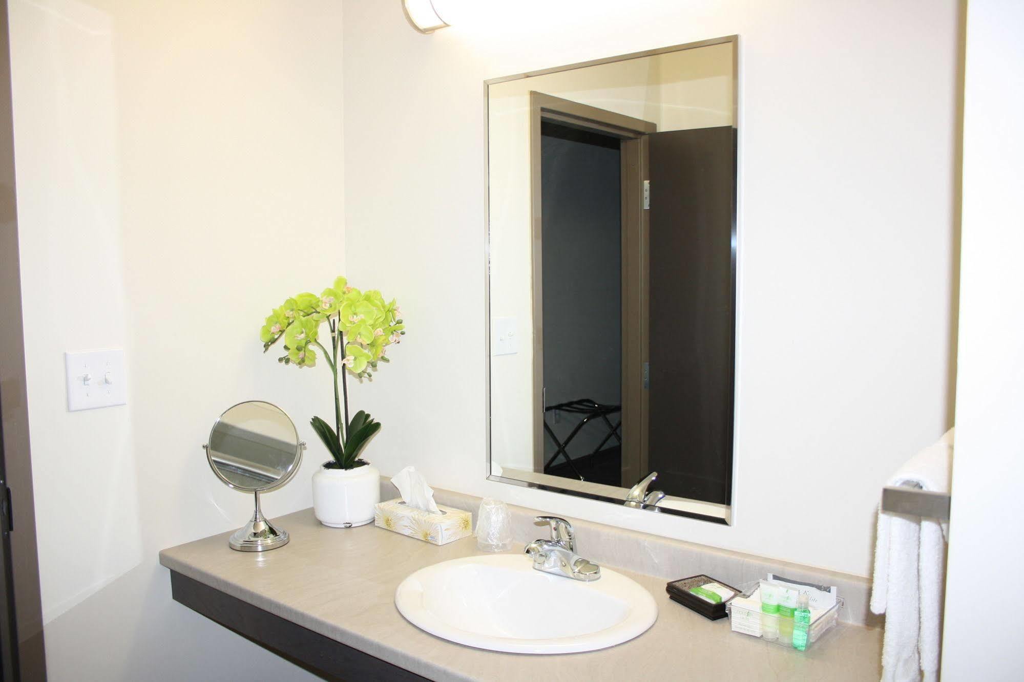 Crossroads Inn & Suites Paradise ภายนอก รูปภาพ