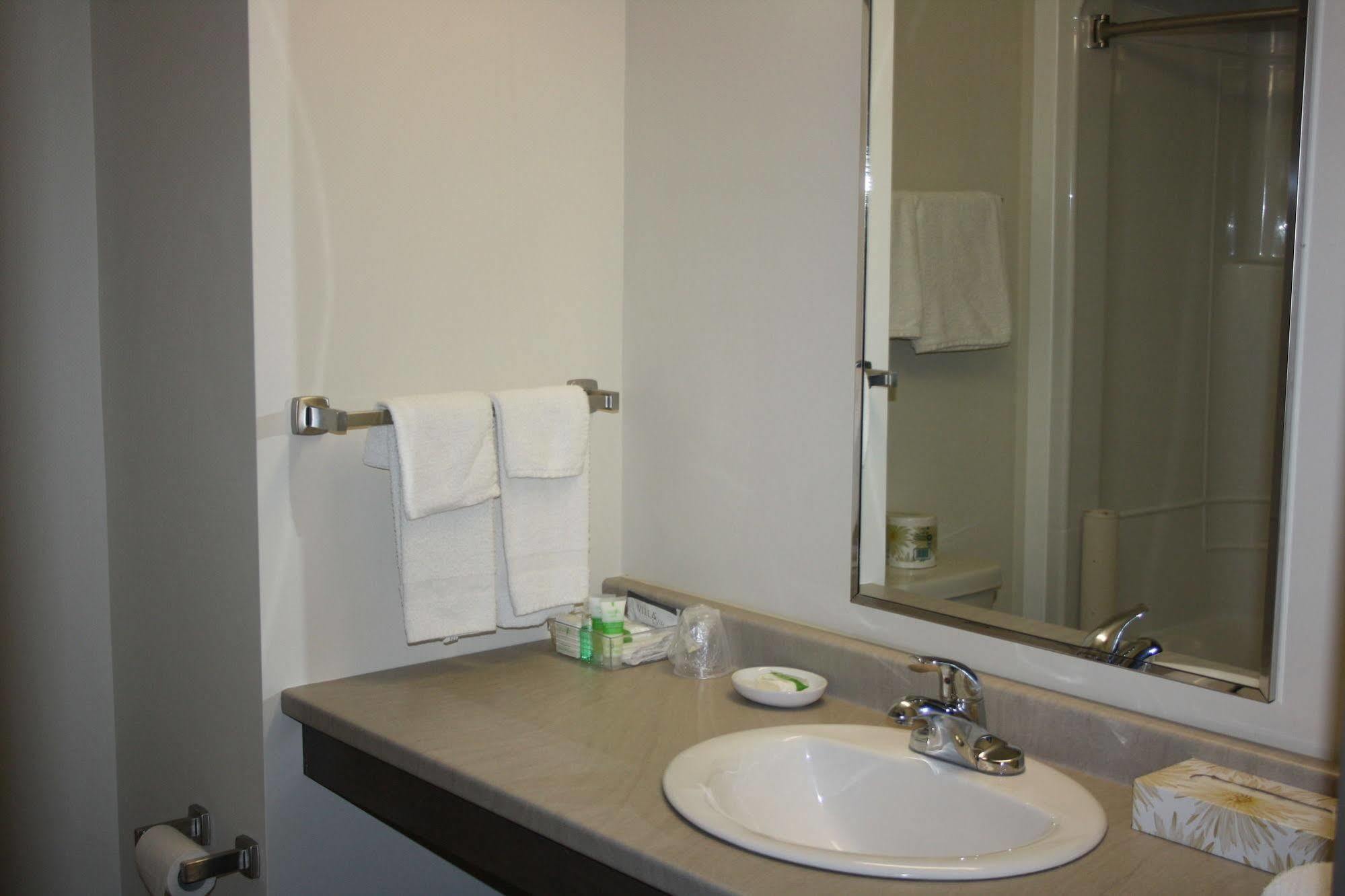Crossroads Inn & Suites Paradise ภายนอก รูปภาพ