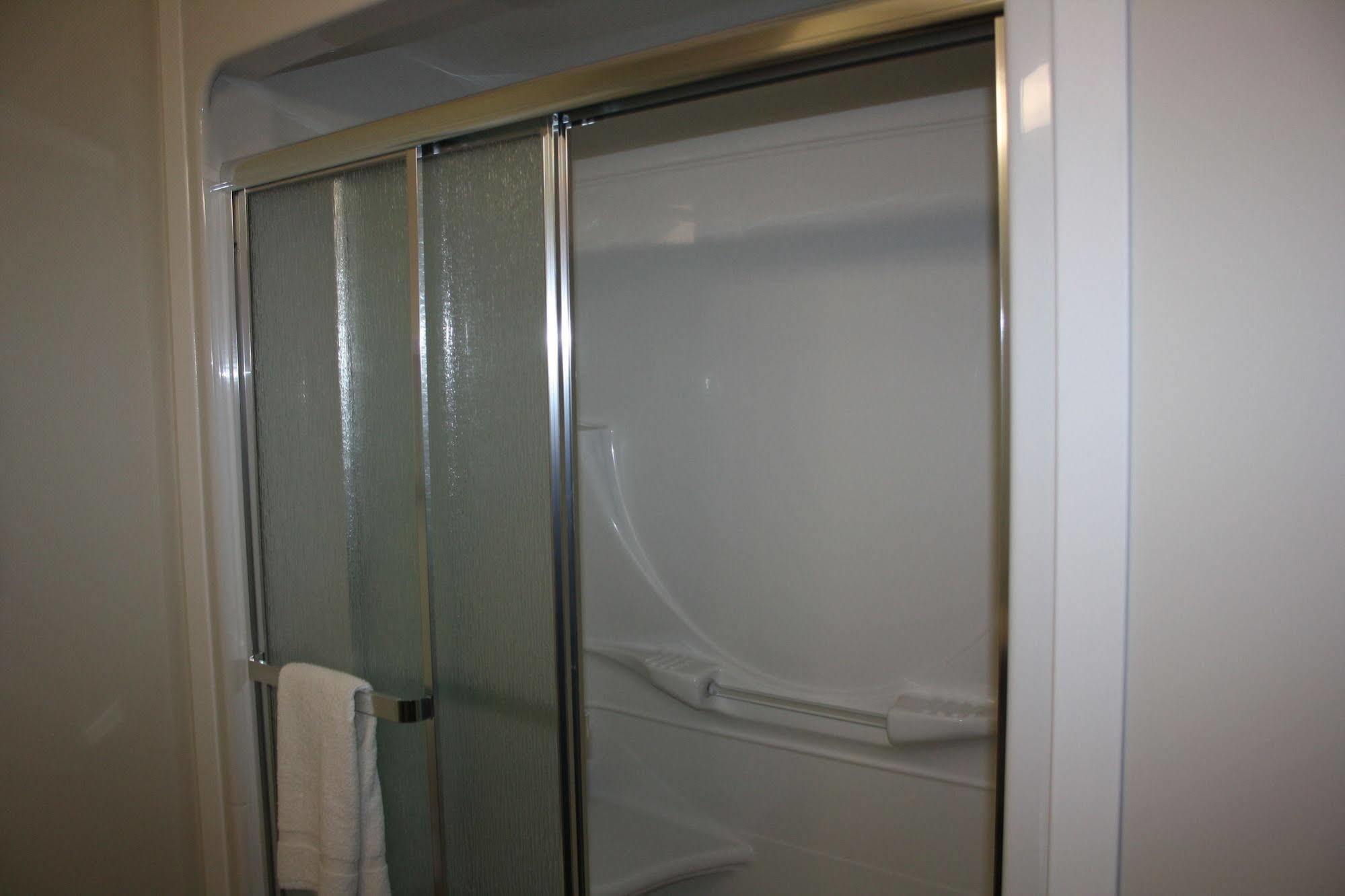 Crossroads Inn & Suites Paradise ภายนอก รูปภาพ
