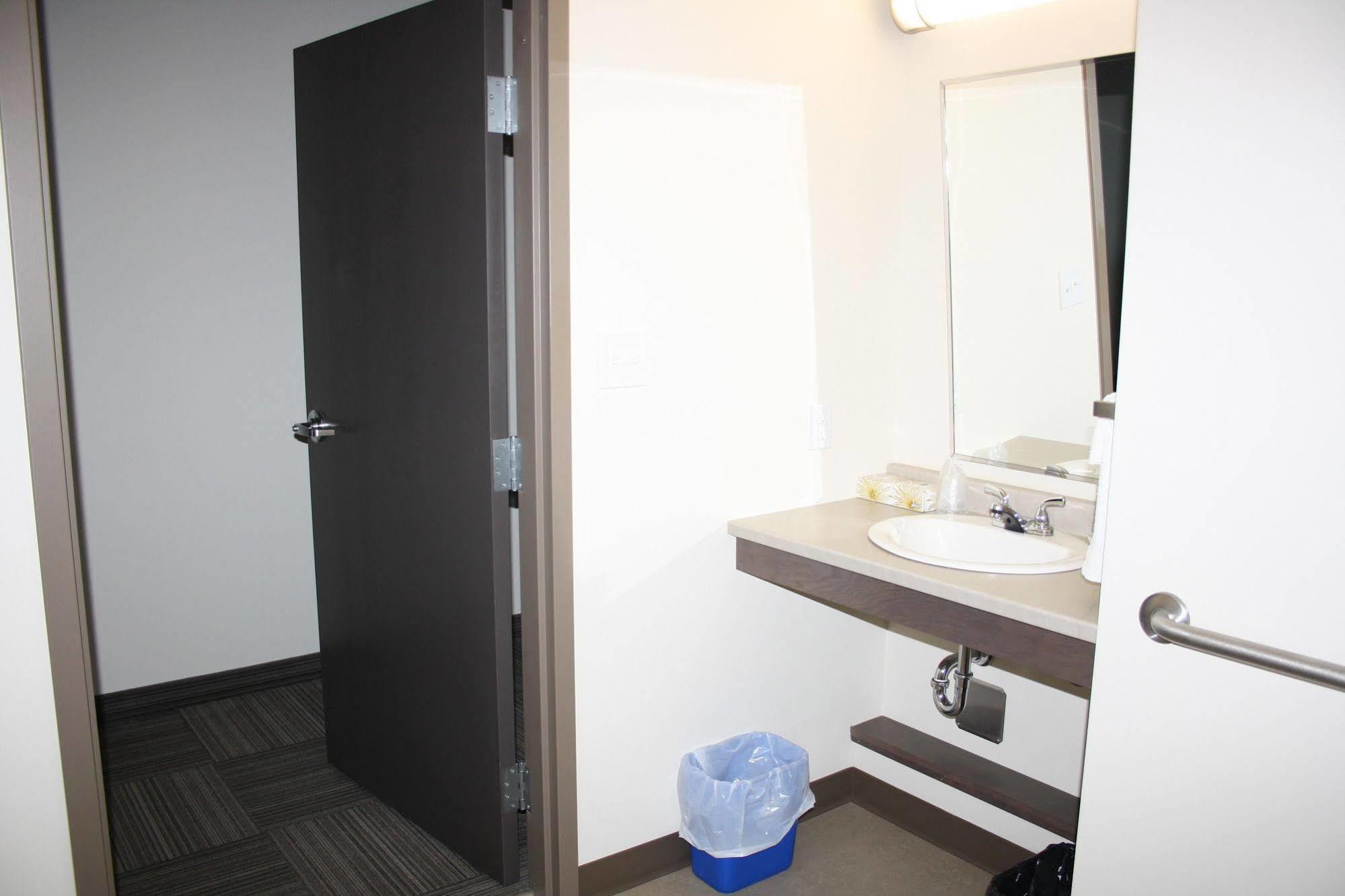 Crossroads Inn & Suites Paradise ภายนอก รูปภาพ